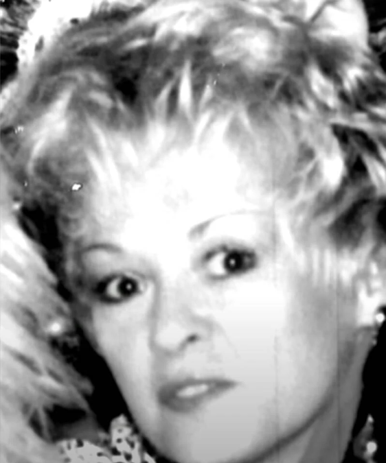 Тайна исчезновения трех старшеклассниц и их матери.