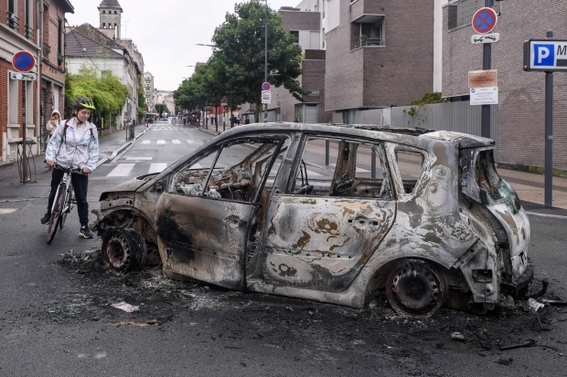 Беспорядки во Франции: боевик открывает огонь и грабит оружие