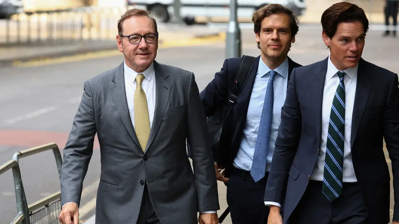 Кевин Спейси — «сексуальный хулиган», заявил суду британский прокурор