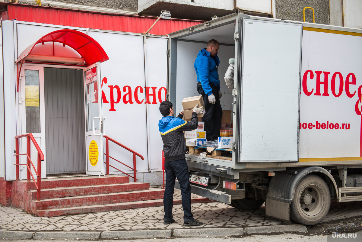 Работа в красно белом отзывы сотрудников. Красные и белые. Грузовик красное и белое. Автомобили красное и белое. Грузчик красное белое.