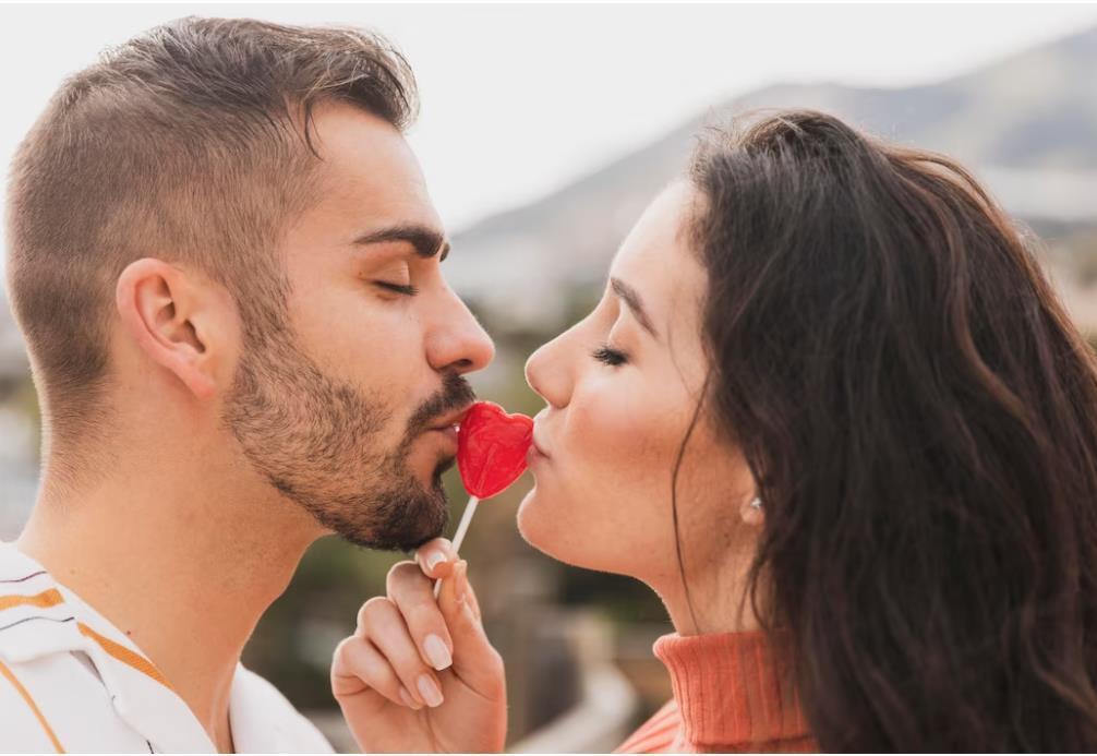 66% людей во время поцелуя наклоняют голову на правую сторону