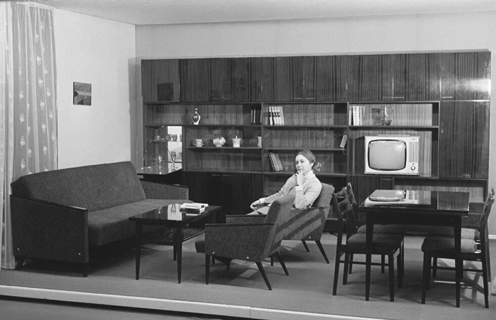 Советскую "стенку" копировали у Икеи. Но мебель получалась убогой. Вся правда о советской мебели.