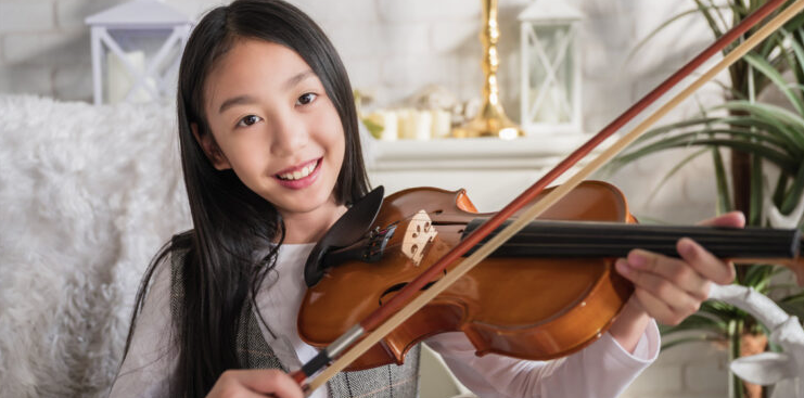 Исследование обнаружило связь между внеклассными занятиями искусством и улучшением успеваемости