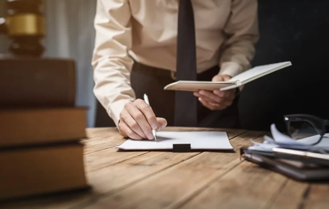 Длинные рабочие часы и плохой баланс между работой и личной жизнью угрожают здоровью молодых специалистов Сингапура