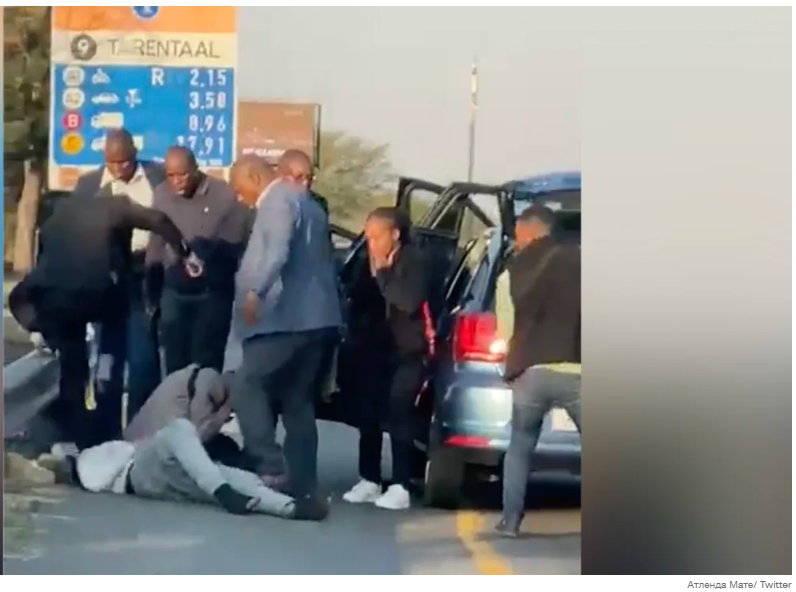 Полицейским, сопровождающим вице-президента ЮАР, предъявлены обвинения после того, как их засняли во время нападения на шоссе