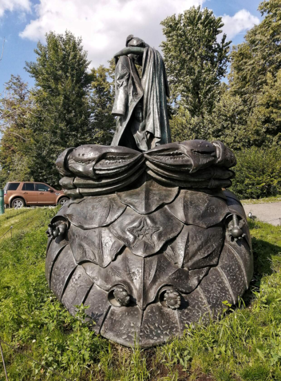 Оригинальный памятник посвященный памяти Булгакова" Мастер и Маргарита"