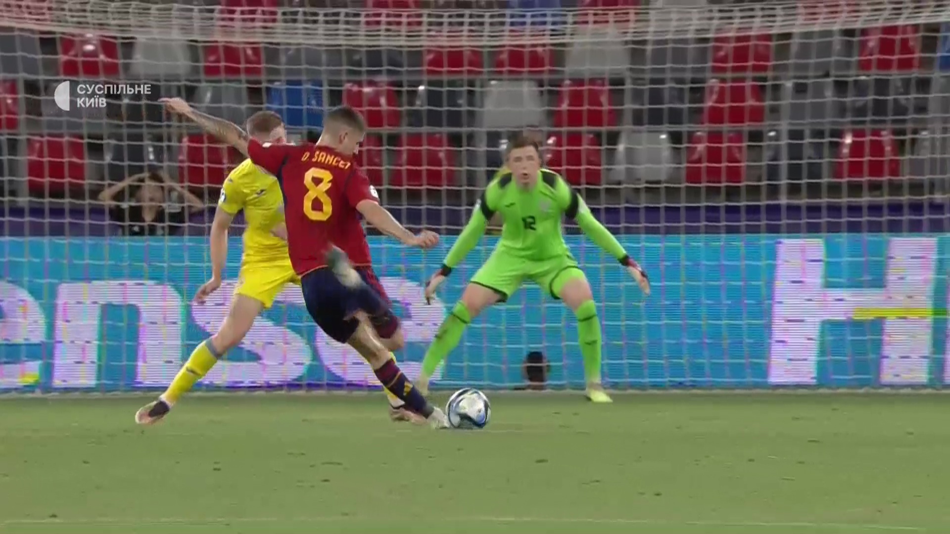 Англия безупречна, Испания громит Украину