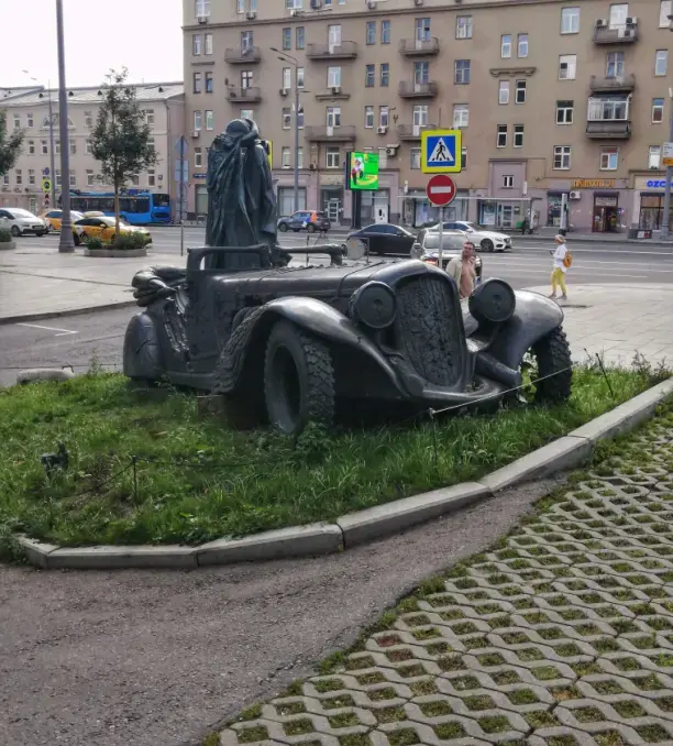 Оригинальный памятник посвященный памяти Булгакова" Мастер и Маргарита"