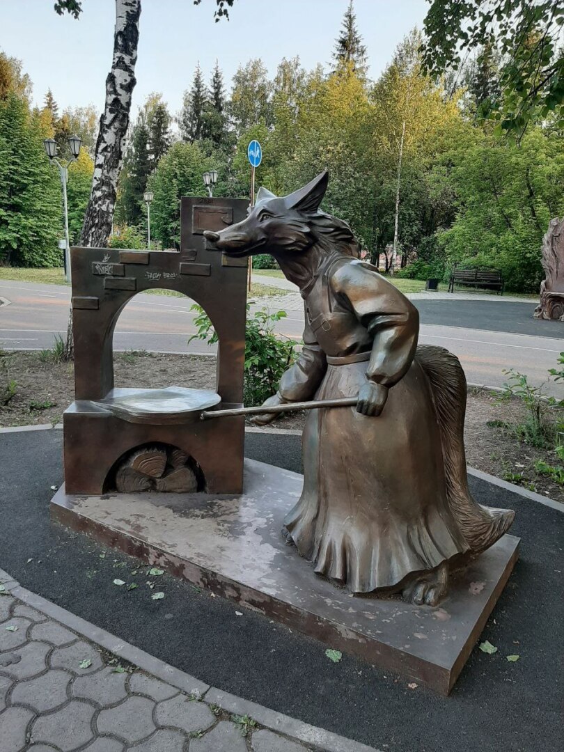 Аллея сказок в городе тайги