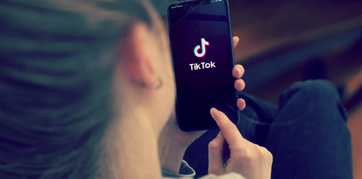 Воздействие видеороликов TikTok, ориентированных на красоту, приводит к стыду за свою внешность и беспокойству среди молодых женщин