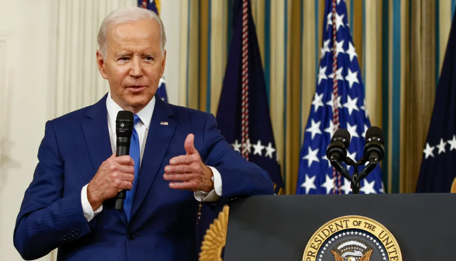 «Это не работает» В США 80-летний Джо Байден пинал трибуну, заикался и шептал что-то под нос во время выступления