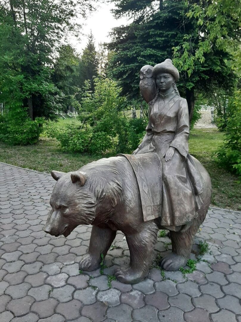 Аллея сказок в городе тайги