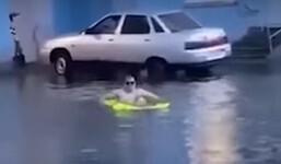 На матрасе по челябинским лужам