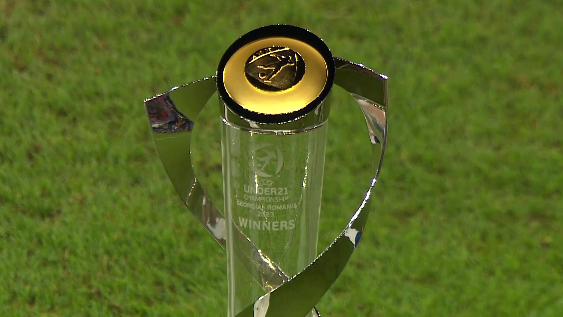 Английская молодёжь - лучшая в Европе!