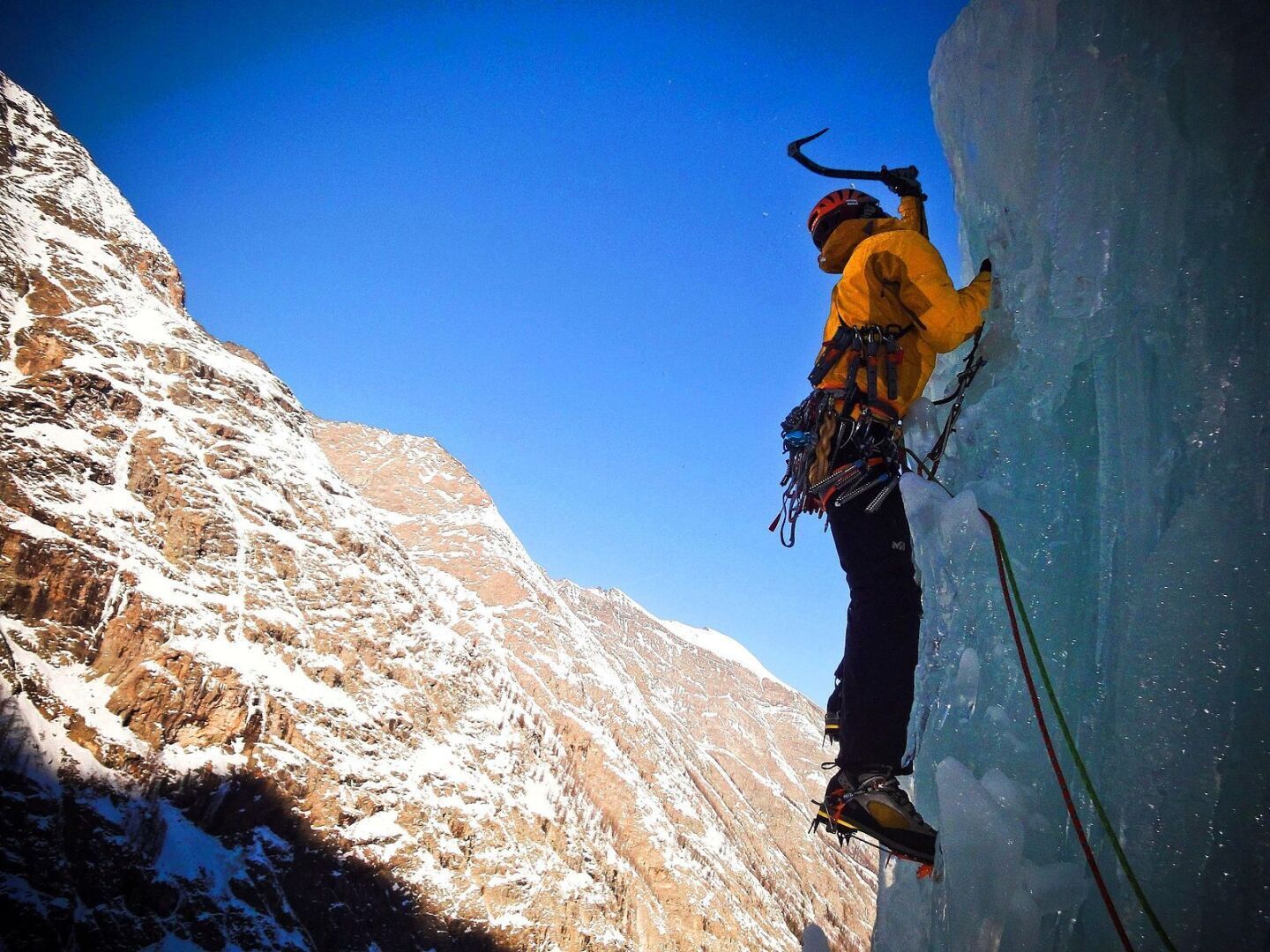 Вертикальный лед. Или что такое ледолазание?