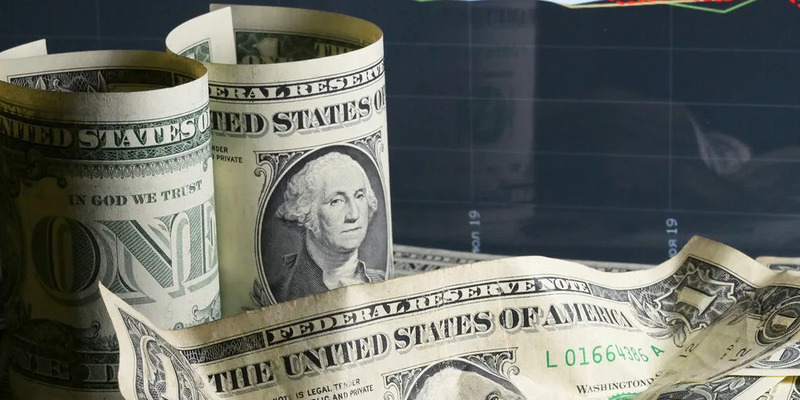 ЦБ связывает обесценивание рубля с ростом стоимости импорта и падением доходов от экспорта