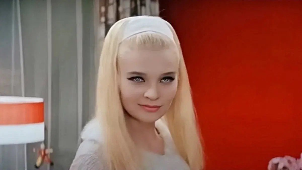 «Разделась за 300 рублей!» Как знаменитая роль испортила карьеру Светланы Светличной