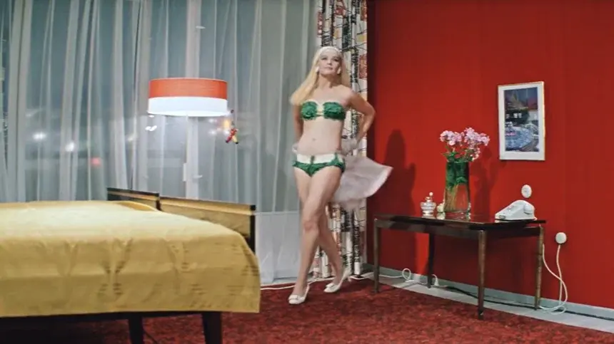 «Разделась за 300 рублей!» Как знаменитая роль испортила карьеру Светланы Светличной