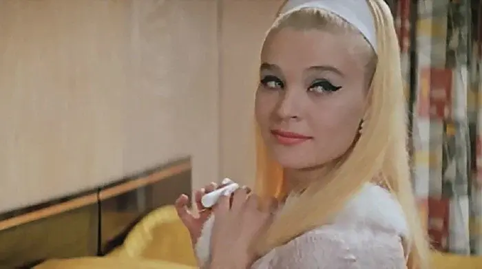 «Разделась за 300 рублей!» Как знаменитая роль испортила карьеру Светланы Светличной