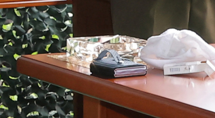 Северная корея: что эта за загадочный складной телефон, который есть у Ким Чен ына?