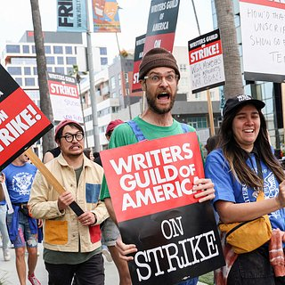 Вчера в США началась забастовка Гильдии актёров — они присоединились к бастующим уже два месяца сценаристам.