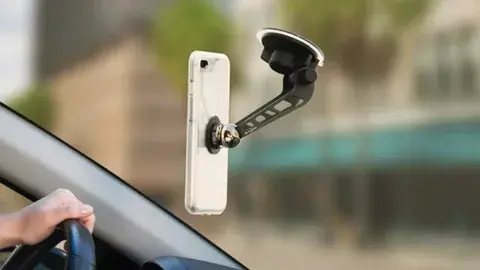 Правильно клеим присоску к лобовому стеклу автомобиля.