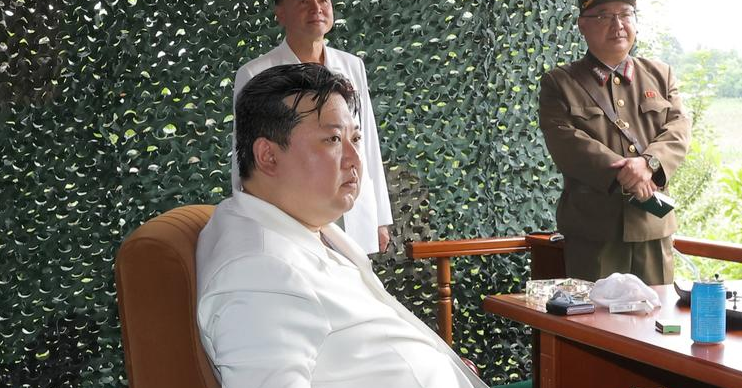 Северная корея: что эта за загадочный складной телефон, который есть у Ким Чен ына?