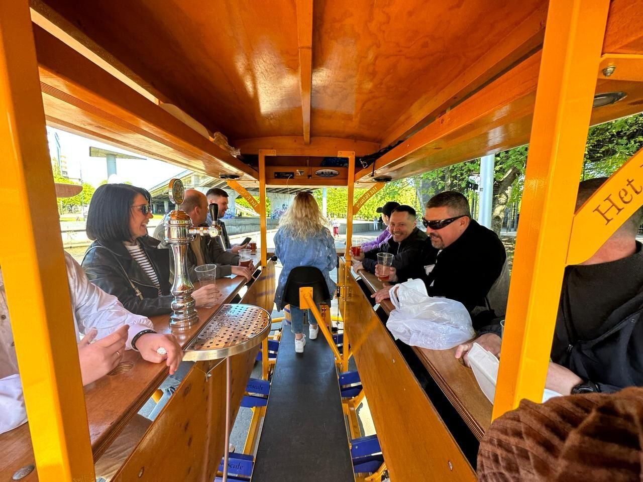 Калининград предлагает уникальное развлечение для своих гостей - экскурсии по центру города на пивном велосипеде.