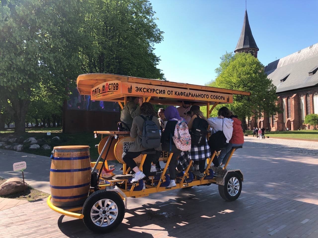 Калининград предлагает уникальное развлечение для своих гостей - экскурсии по центру города на пивном велосипеде.