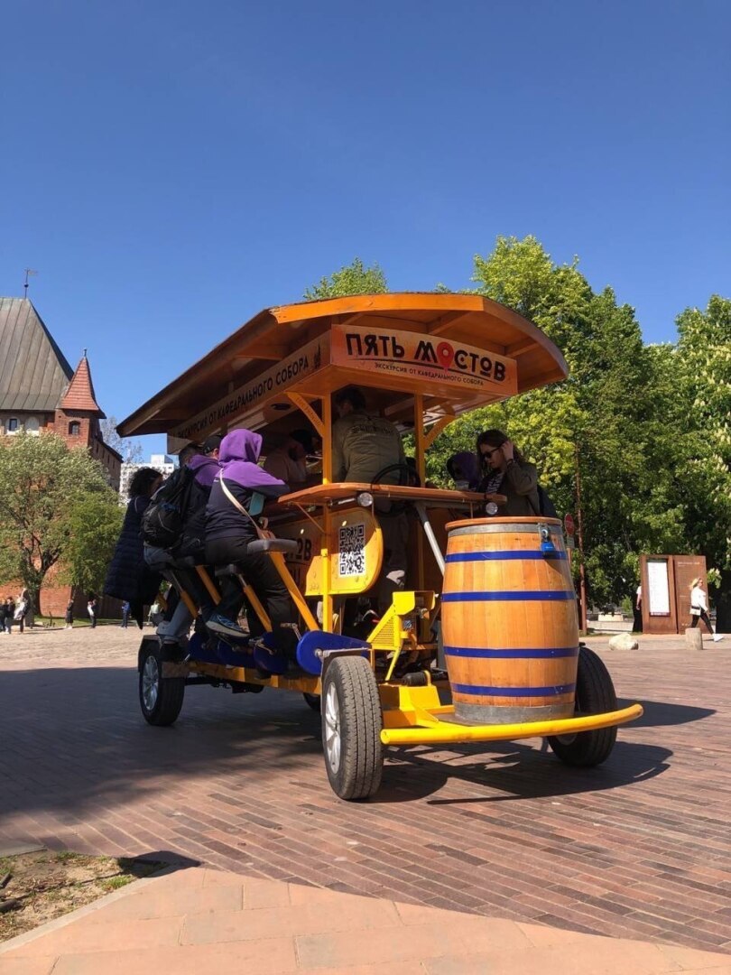 Калининград предлагает уникальное развлечение для своих гостей - экскурсии по центру города на пивном велосипеде.