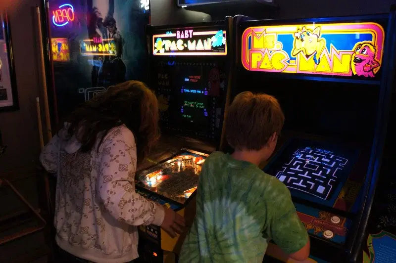 Игровые автоматы twow gamersnews. Игровой автомат Pacman. Аркадный автомат. Первые игровые автоматы. Игровые автоматы для детей.