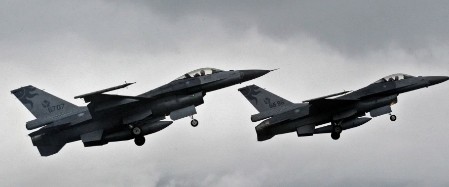 США дают ‘зеленый свет’ европейским странам на обучение украинцев на истребителях F-16, говорит чиновник Байдена