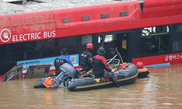 Наводнение в Южной Корее сеет хаос, число жертв возросло до 39: НА ФОТО.