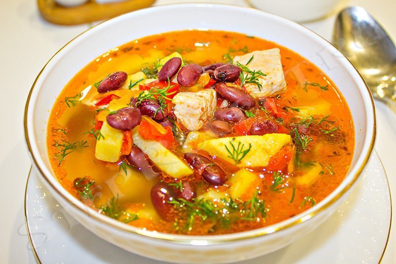 Суп фасолевый консервированной с курицей. Фасолевый суп. Греческий фасолевый суп. Дженчыпс суп Адыгея. Суп из фасоли.