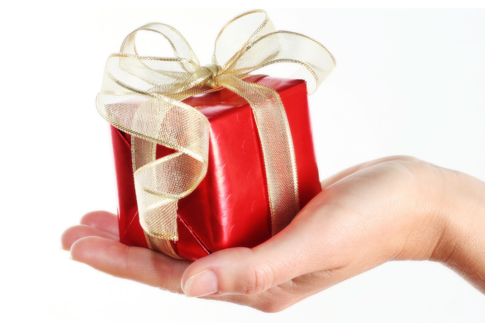 Подарки дарят 31 декабря или 1 января. Подарок. Подарок в руках. Призы и подарки. Дарим подарки.