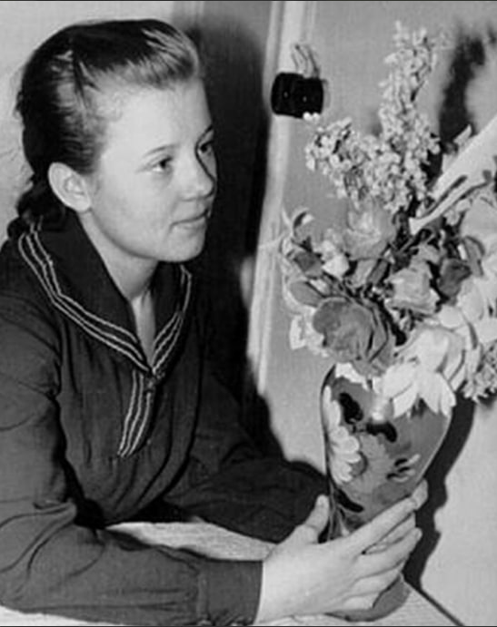 Будущая советская певица. Догадались?