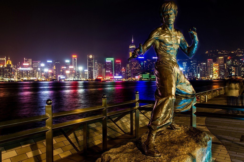 Статуя Брюса Ли: Вечная Легенда на Гонконгской Аллее Звезд