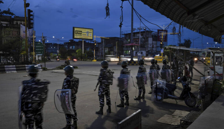 Видео, на котором двух женщин изнасиловали и заставили пройтись обнаженными в Манипуре, Индия, вызвало национальный гнев.