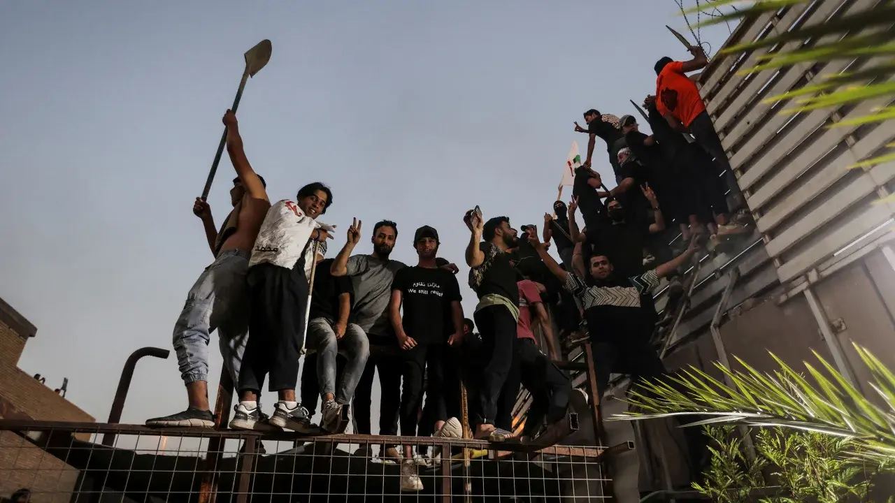 Протестующие штурмуют посольство Швеции в Ираке из-за плана сожжения Корана