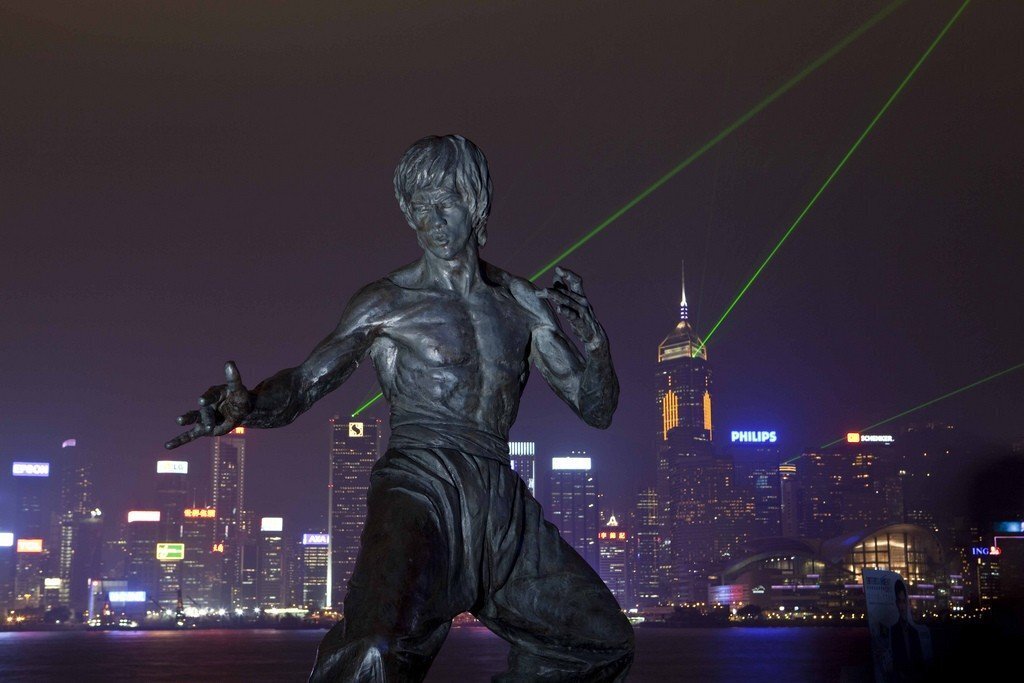 Статуя Брюса Ли: Вечная Легенда на Гонконгской Аллее Звезд