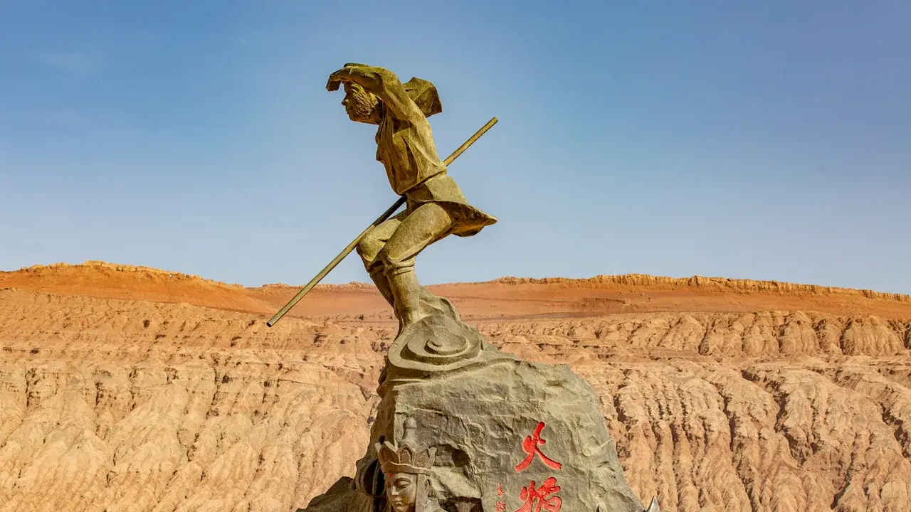 Китайские туристы стекаются в «Пылающие горы», несмотря на жару