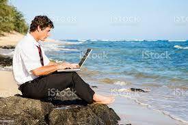 Почему более 50% россиян продолжают работать во время отпуска