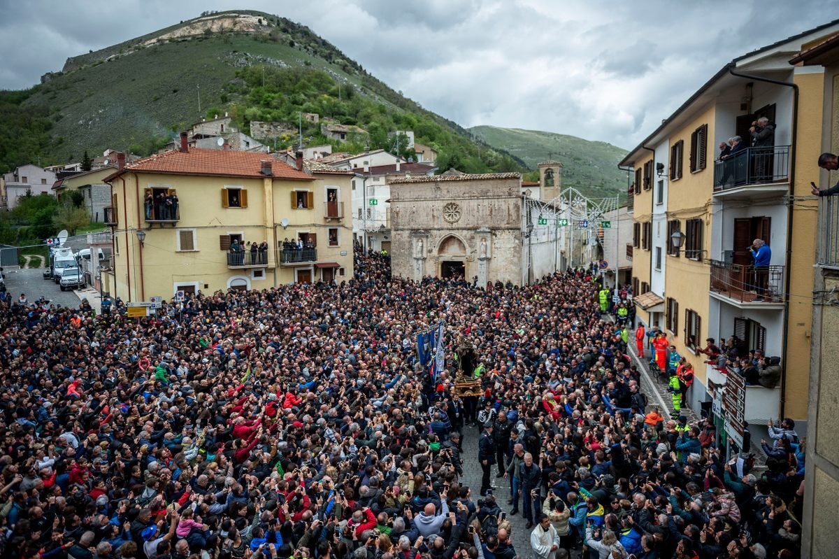 Старинный фестиваль змей в Италии