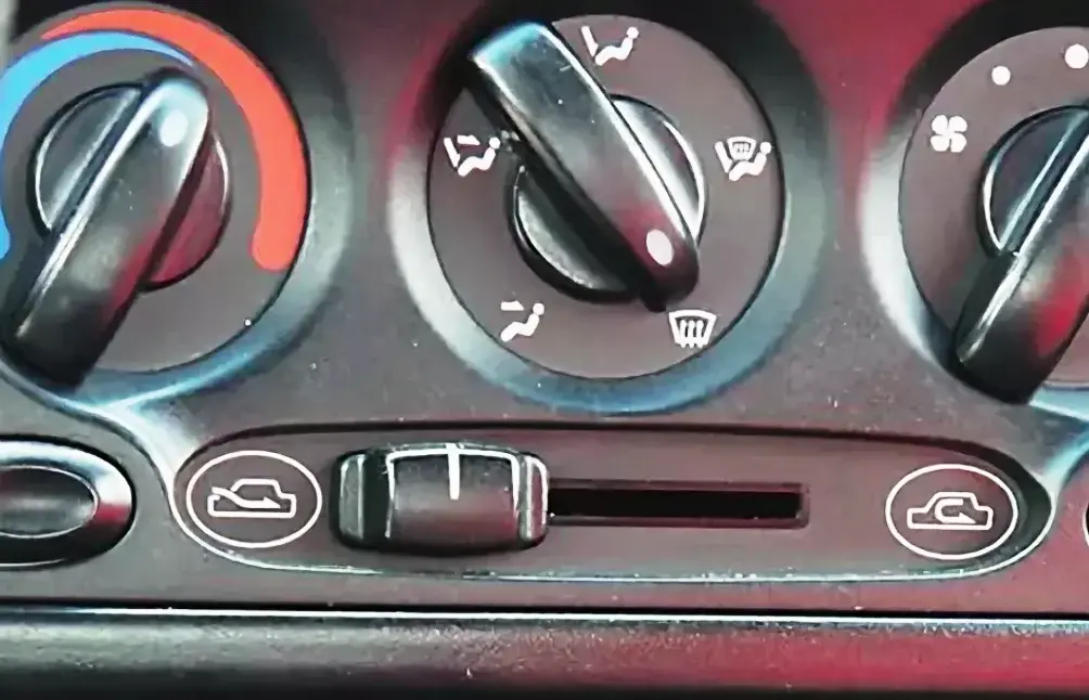 Максимальное использование автомобильного кондиционера: Рециркуляция воздуха в салоне и забор наружного воздуха.