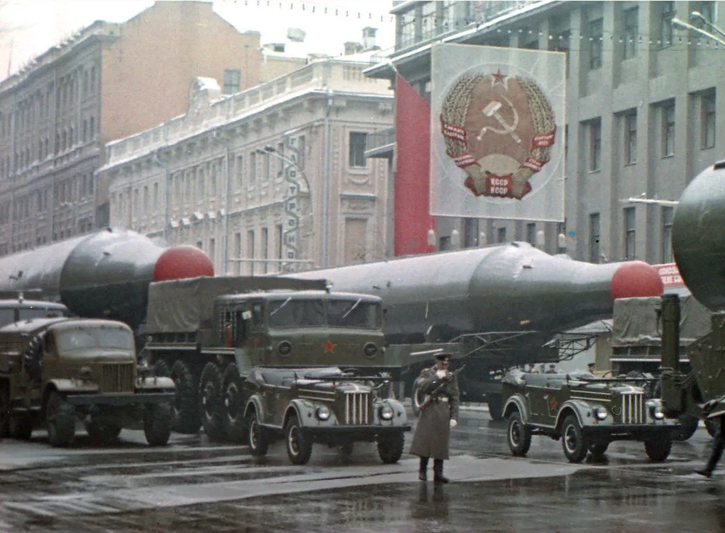 Секретное оружие СССР. Чем Запад пугали на парадах.
