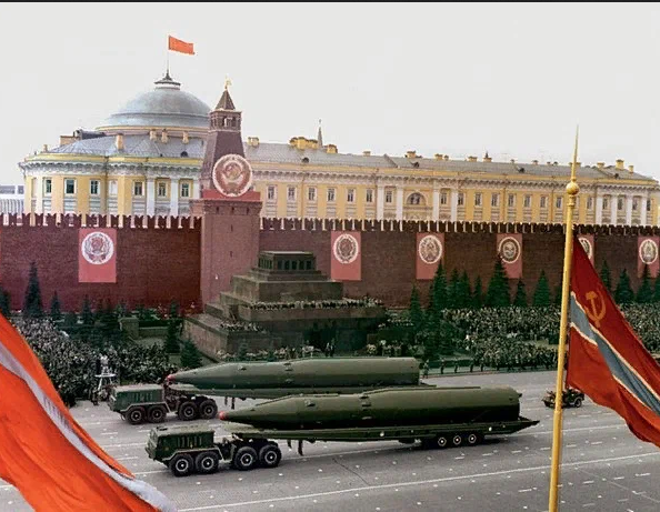 Секретное оружие СССР. Чем Запад пугали на парадах.