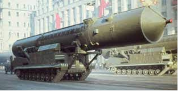 Секретное оружие СССР. Чем Запад пугали на парадах.