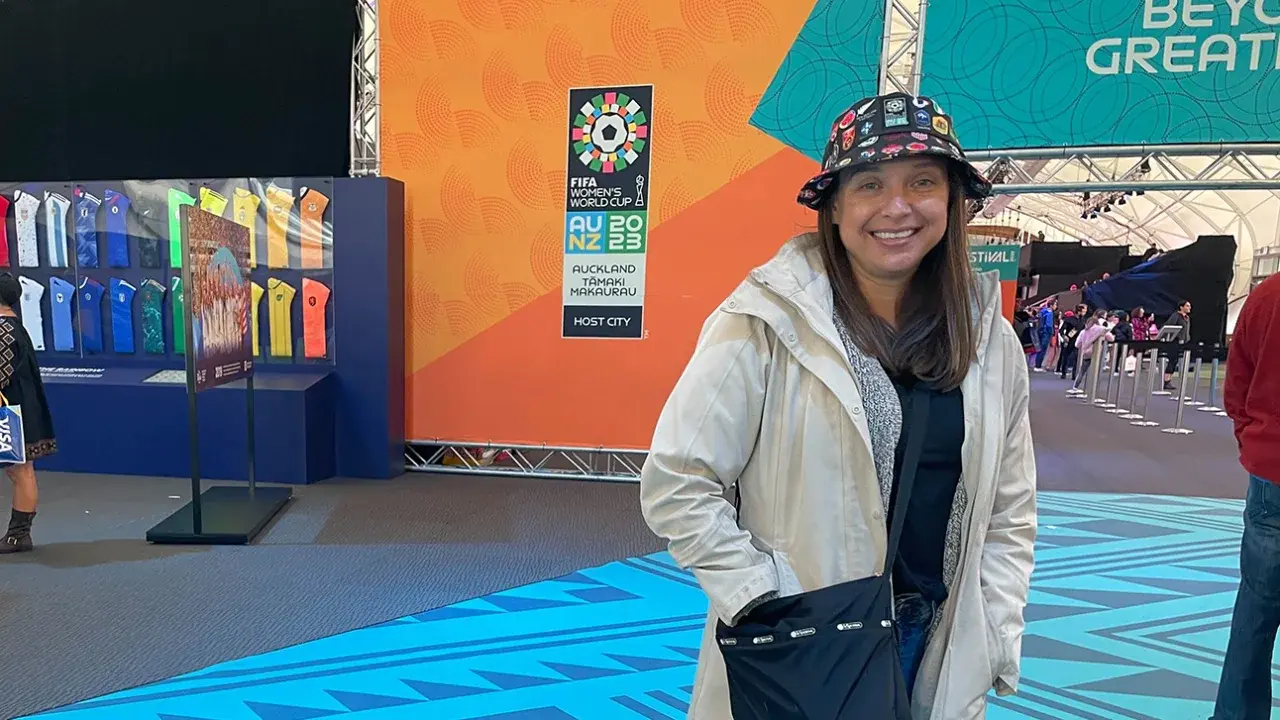 Американцы от побережья до побережья стекаются на чемпионат мира по футболу среди женщин, в том числе одна очень преданная фанатка.