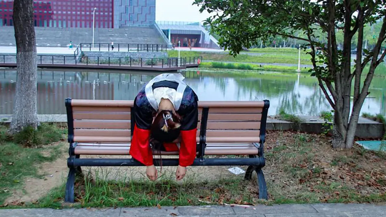 Почему китайские студенты на выпускных фотографиях выглядят ‘скорее мертвыми, чем живыми’