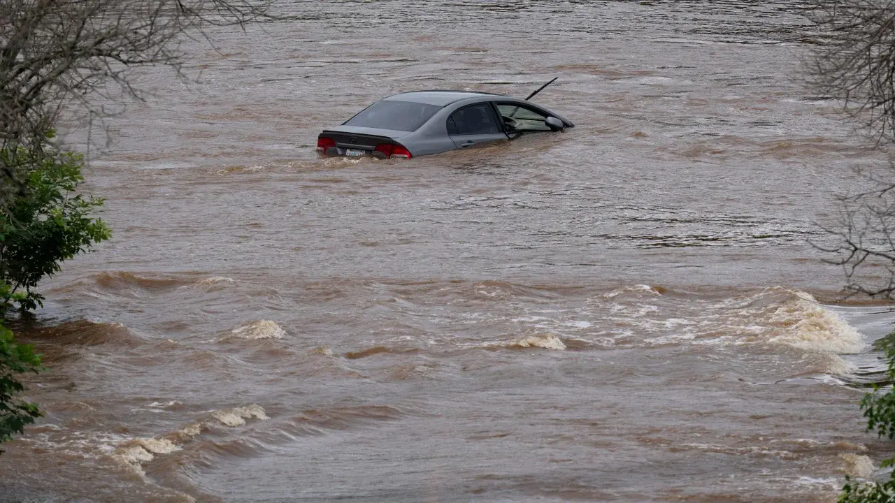 «Библейские пропорции»: дожди за 3 месяца затопили Новую Шотландию, вынуждая эвакуироваться, поскольку бригады ищут пропавших без вести